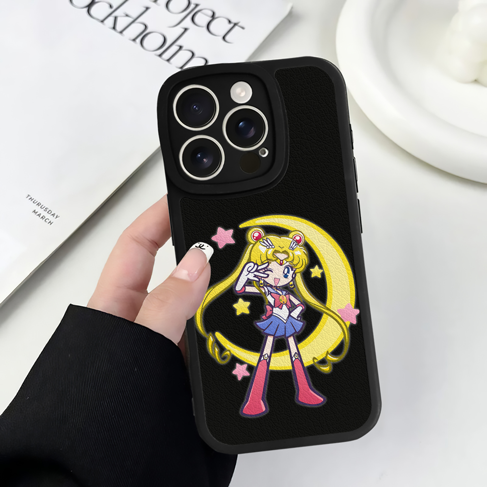 （画像用） 美少女戦士セーラームーン 月野 うさぎ つきの うさぎ Sailor Moon Tsukino Usagi 【iPhone 16シリーズ対応】シリコンスマホケース（レザー調） 材質：シリコン